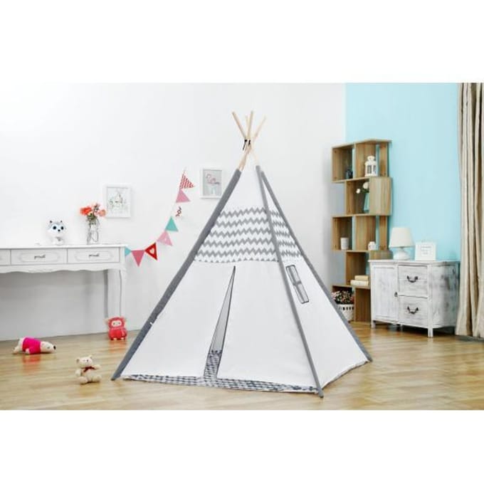 Tipi met houten stokken en vloerkleed Tenten