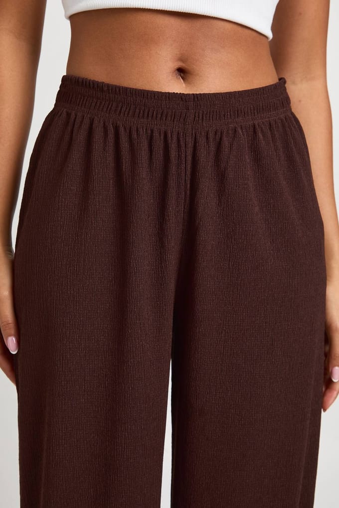 boohoo Dames Getextureerde bubbelzoom wijde pijpbroek | Chocolate | Maat: 8