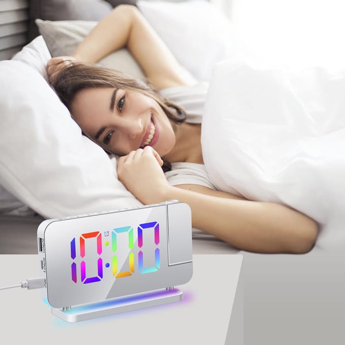 Projectiewekker voor slaapkamer 7-inch RGB kleurrijke LED digitale klok met spiegeloppervlak zwart