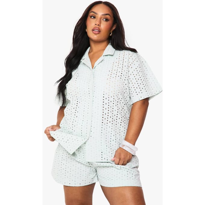 boohoo Dames Plus Broderie Flippy Short | Mint | Maat: 26