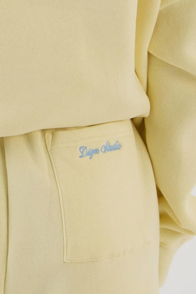 Dames Dsgn Studio Script Geborduurd Trainingspak Met Capuchon En Korte Broek | Lemon | Maat: 3XL