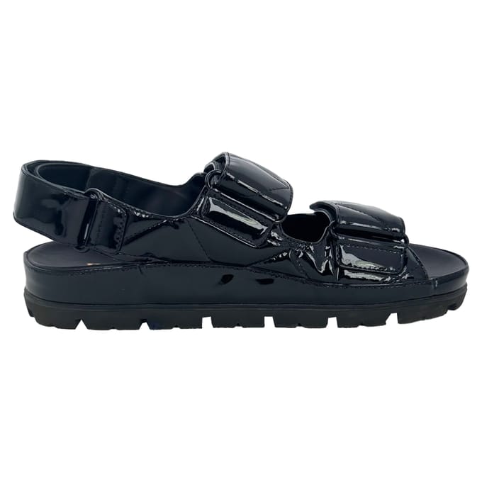Prada Gequiltte Slingback Sport Sandalen in Zwart Lakleer