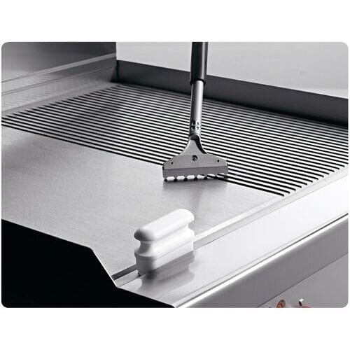 GGM Gastro Elektrische bakplaat - 8kW - 1/2 glad 1/2 geribbeld - Bakoppervlak: 596x430mm - met open onderbouw zilver