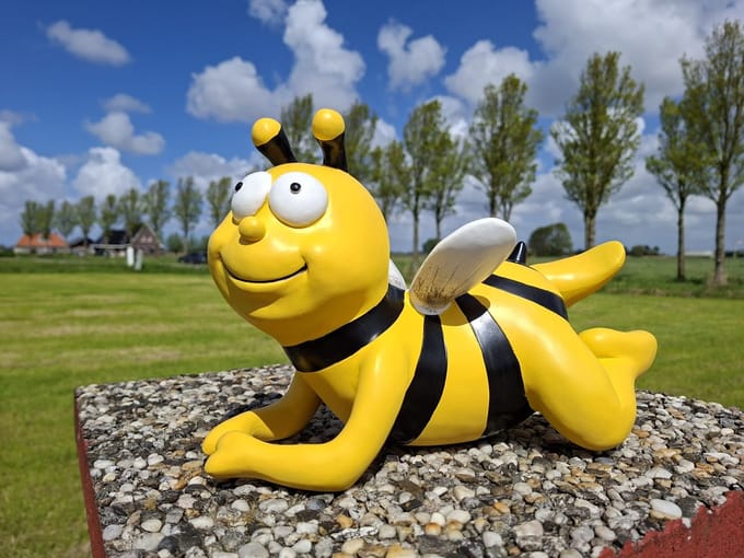 Vrolijke Tuinbij XL - Decoratief Beeld - 36 cm Lang - Polystone