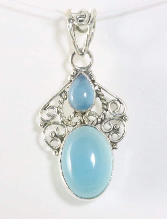 Opengewerkte zilveren hanger met blauwe chalcedoon