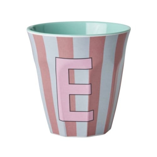 Rice melamine beker medium gestreept letter e, roze