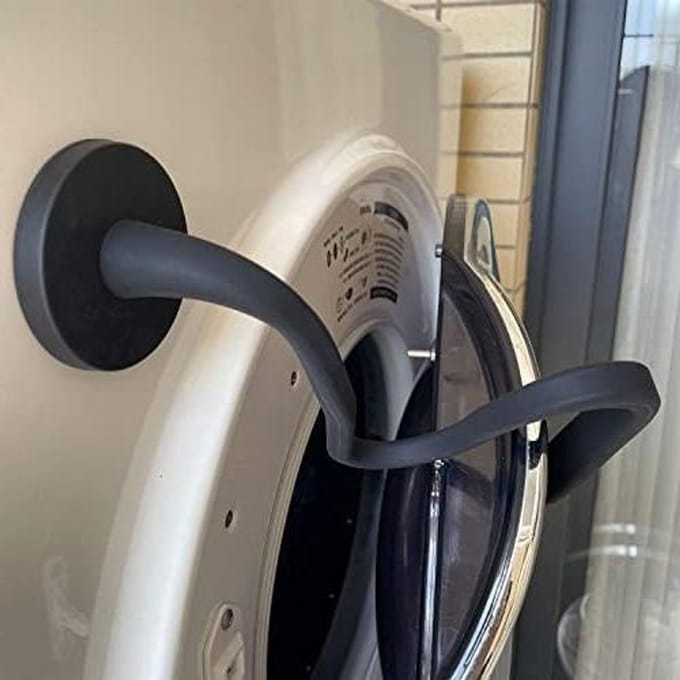 Deursteun voor wasmachine met magnetische deurhouder in zwart, universeel toepasbaar.