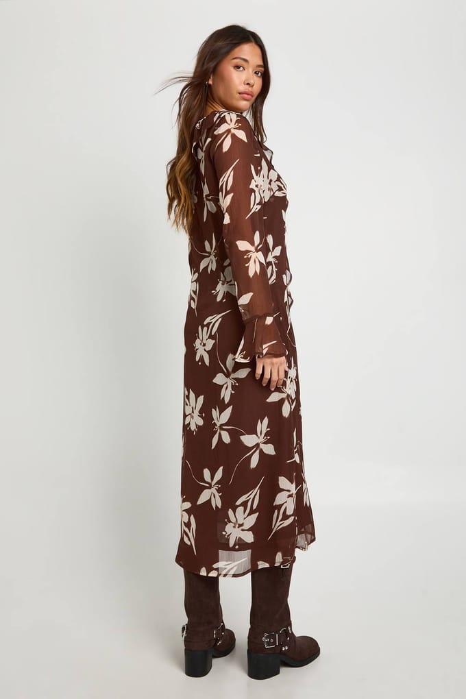 boohoo Dames Bloemen Chiffon Midaxi Gerafelde Jurk | Chocoladebruin | Maat: 36
