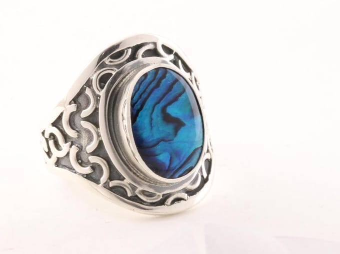 Bewerkte zilveren ring met blauwe abalone schelp - maat 17.5