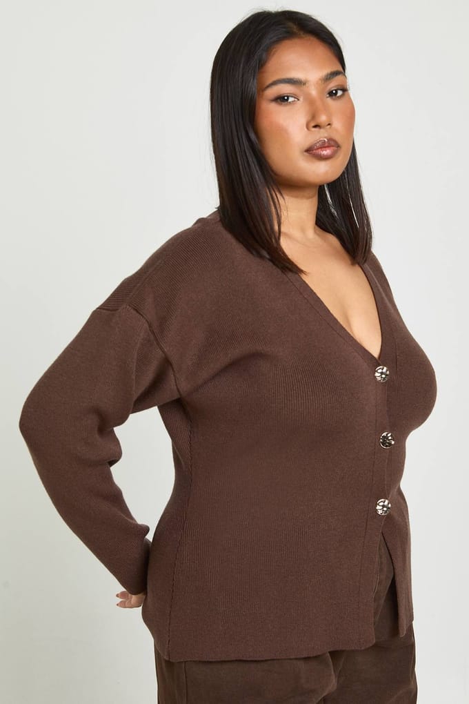 boohoo Dames Plus Gouden Knoop Split Zoom Compact Gebreid Vest | Mokka | Maat: 24-26