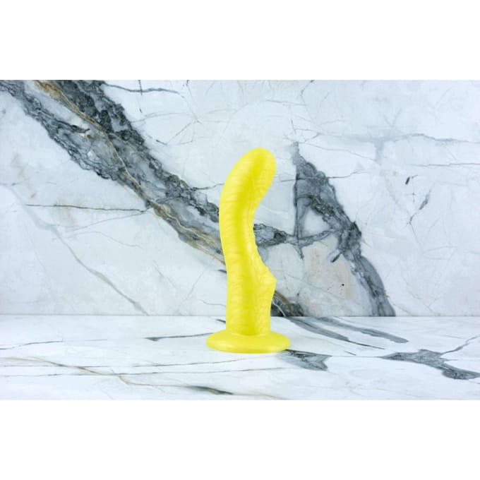 Ylva & Dite | Handgemaakte Gele Dildo met Zuignap | Kajsa