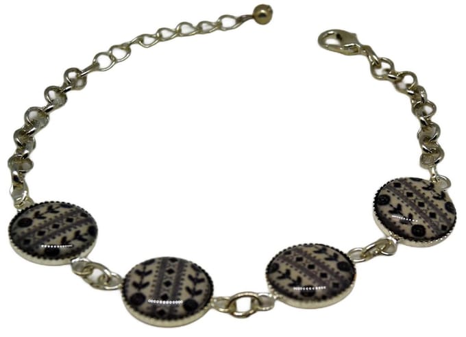 Armband  met zeeuws schortenbont verzilverd