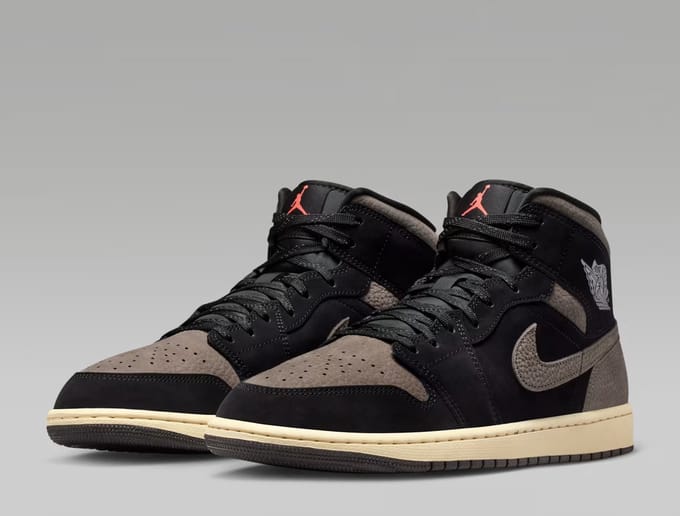 Jordan Aj1 Mid Sneakers Heren - Zwart - Maat 42.5 - Leer, Synthetisch