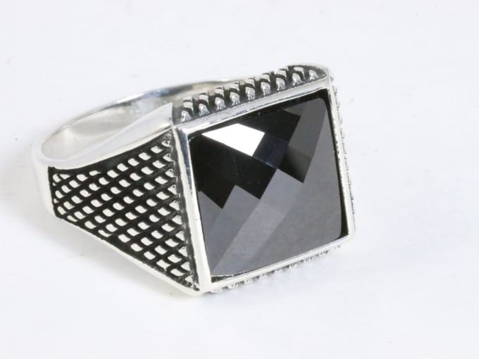 Bewerkte zilveren ring met gefacetteerde onyx - maat 22