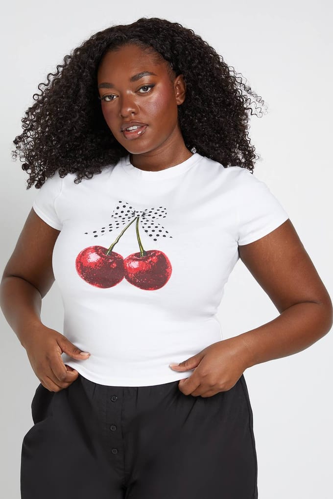 boohoo Dames Plus Polka Kersen Print Baby Tee | Wit | Maat: 44
