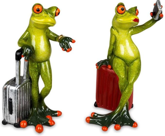 Kikkerbeeldje vakantie16 cm- vakantieganger kunsthars - beeld kikker set van 2
