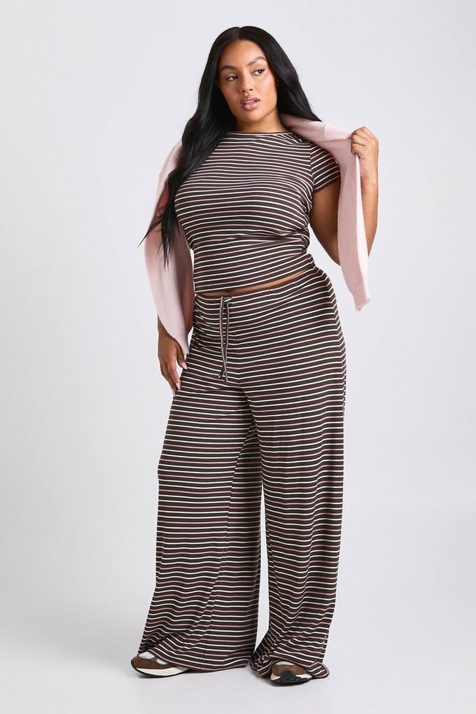 boohoo Dames Plus gestreepte Baby T-Shirt | Chocoladebruin | Maat: 48