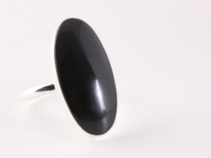 Langwerpige zilveren ring met onyx - maat 22