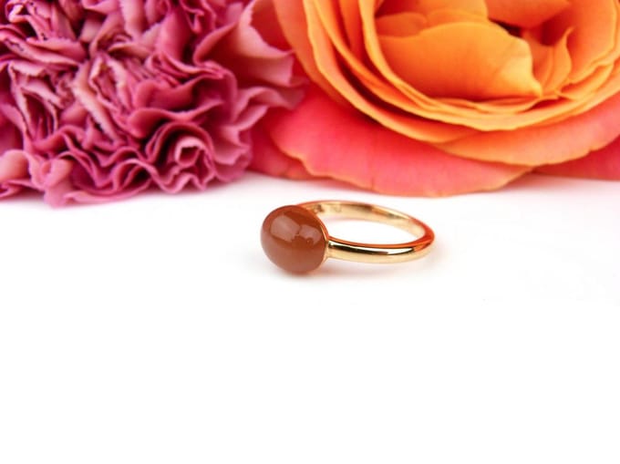 ring in roos goud gezet met bruine maansteen