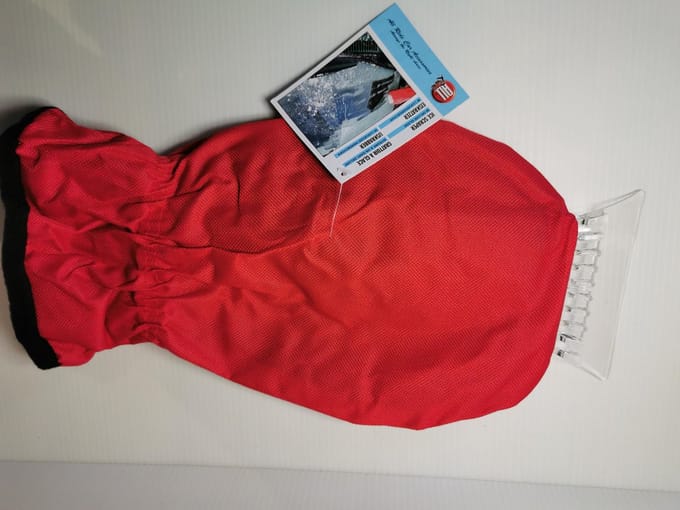 Ijskrabber met warme rode handschoen gevoerd met fleece