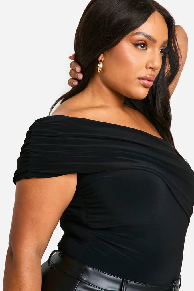 boohoo Dames Plus Gerafeld Zijkant Bardot Bodysuit | Zwart | Maat: 56