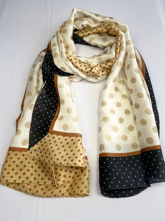 Sjaal modieus van glad materiaal 20% zijden met 80 % viscose