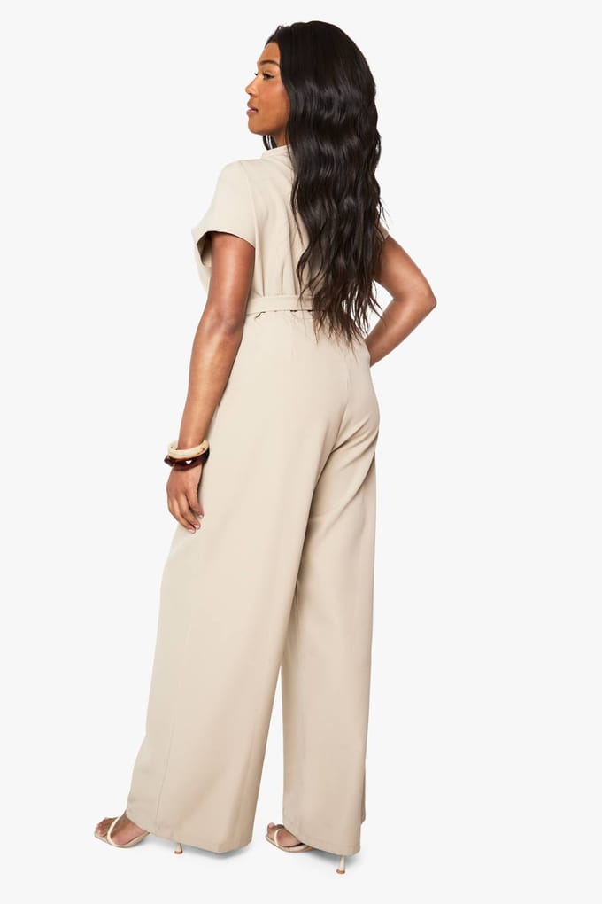 boohoo Dames Plus Asymmetrische Jumpsuit met Ceintuur | Stone | Maat: 28