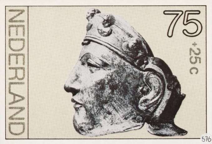 Briefkaart met afbeelding Gezichtshelm met viziermasker postzegel