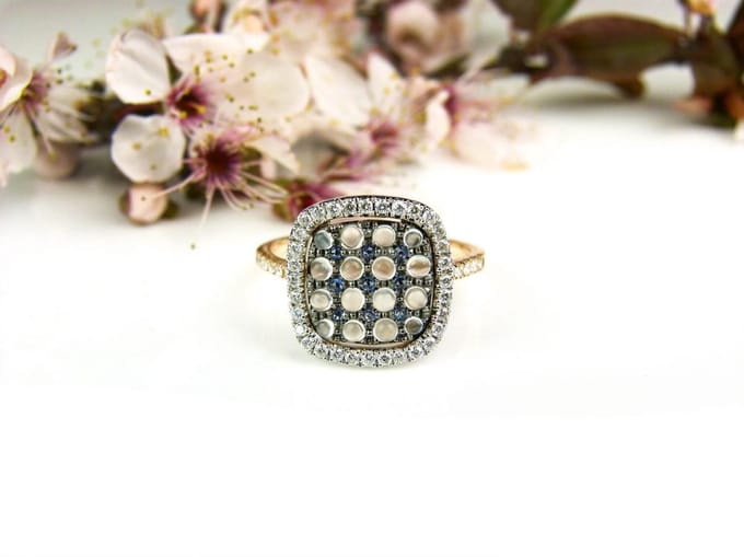 Ring in roos goud gezet met diamant, witte maansteen en blauwe saffier