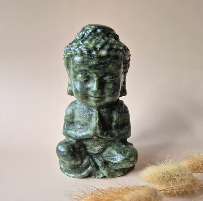 XL Nephrite Jade Buddha 15cm hoge geslepen Edelsteen Statement Piece