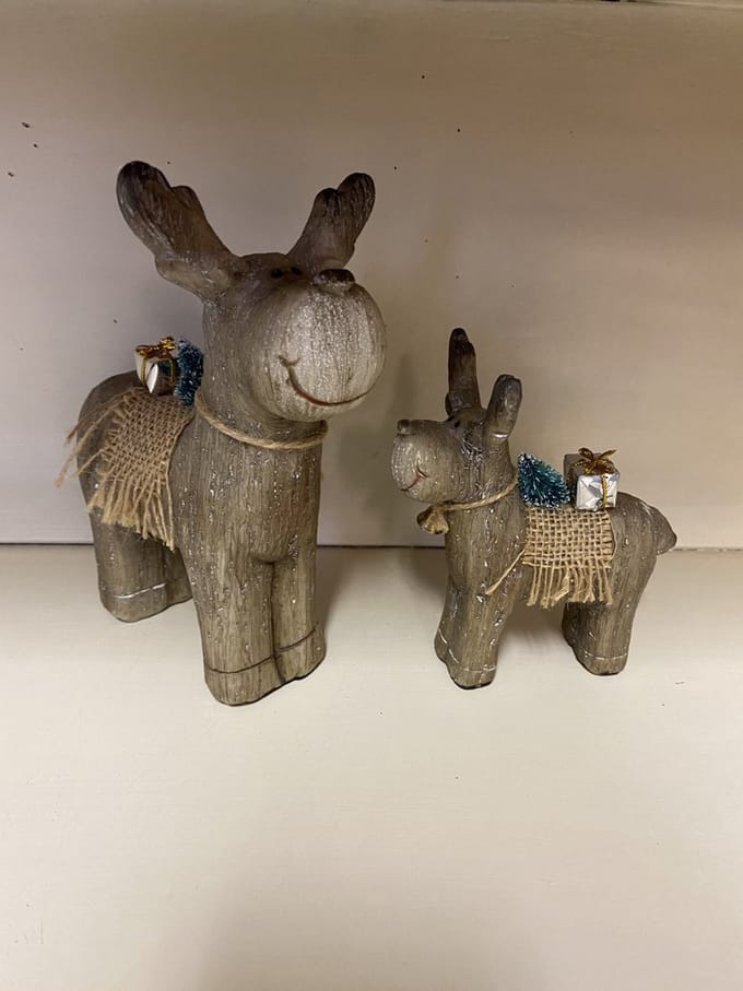 Kerstbeeldjes rendieren - Set van 2 stuks - polyresin - 19x16x10cm - Kerstdecoratie