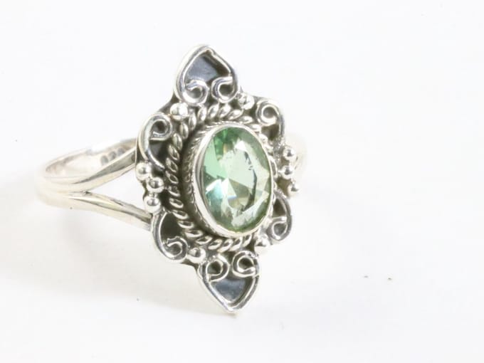 Fijne bewerkte zilveren ring met groene amethist - maat 20