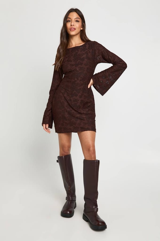 boohoo Dames Burnout Bloemen Open Rug Wijde Mouw Mini Jurk | Chocolate | Maat: 8