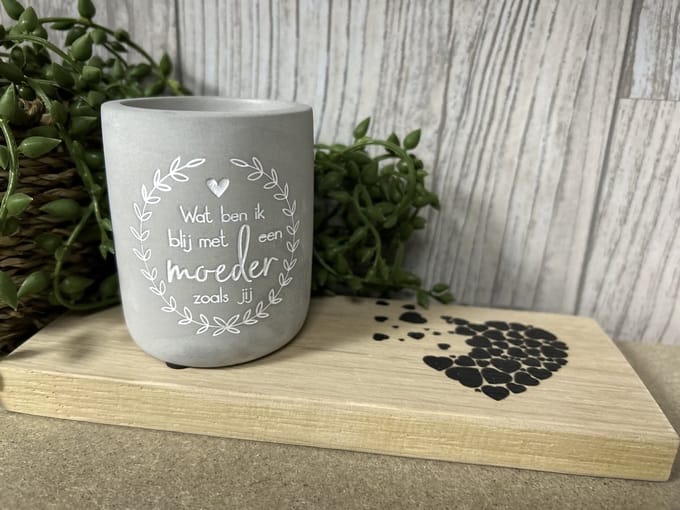 Creaties van Hier – Cement Candle Moeder met houten plankje - 8 cm – Cement – Kaars