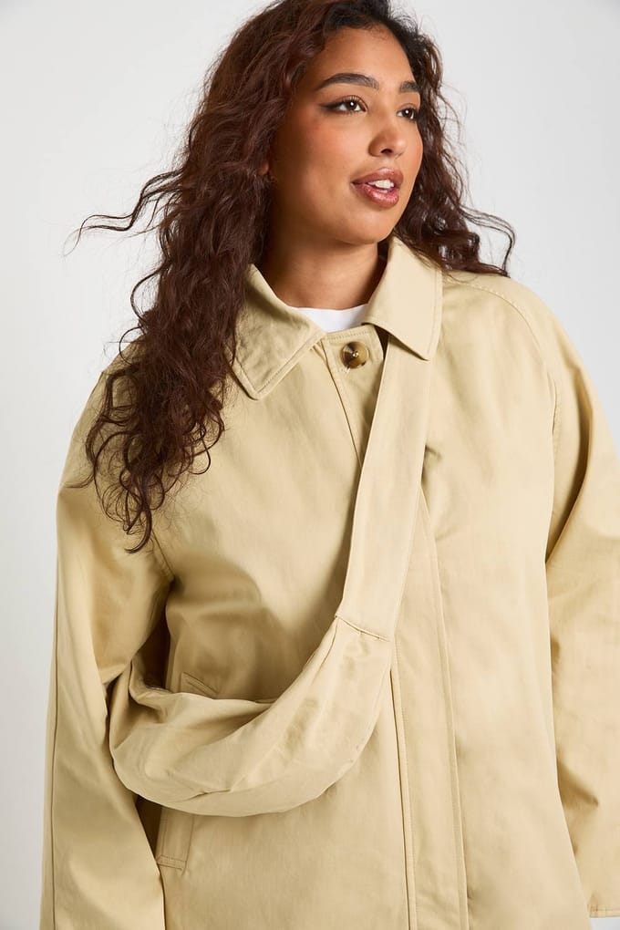 boohoo Dames PLUS LONGLINE TRENCHCOAT MET BijPASSEN TAS | Stone | Maat: 28