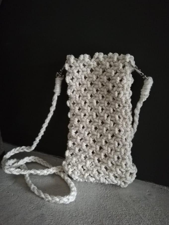 telefoon/ flessentasje macramé ecru