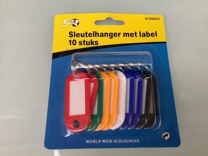 Wvsa. sleutelhangers met schrijf label etiket.10 kleuren.
