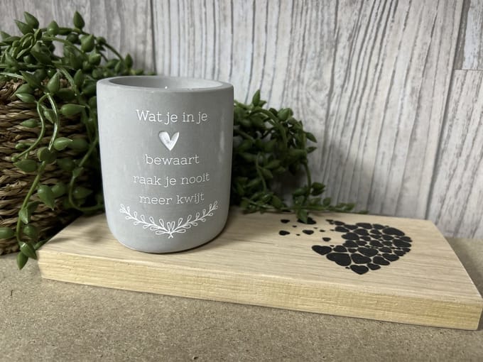 Creaties van Hier – Cement Candle In je hart met houten plankje - 8 cm – Cement – Kaars