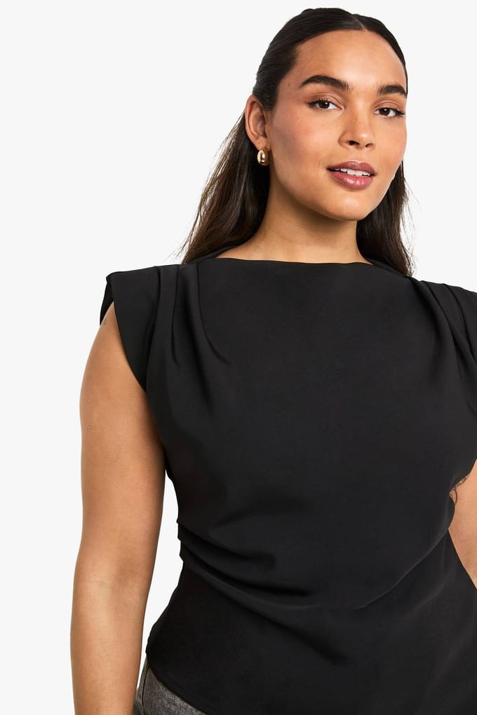 boohoo Dames Plus Blouse met Gegrompelde Schoudervulling en Asymmetrisch Ontwerp | Zwart | Maat: 48