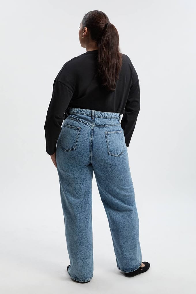 boohoo Dames Plus Basics Split Hem Straight Leg Jeans | Light Blue | Maat: 16/32L