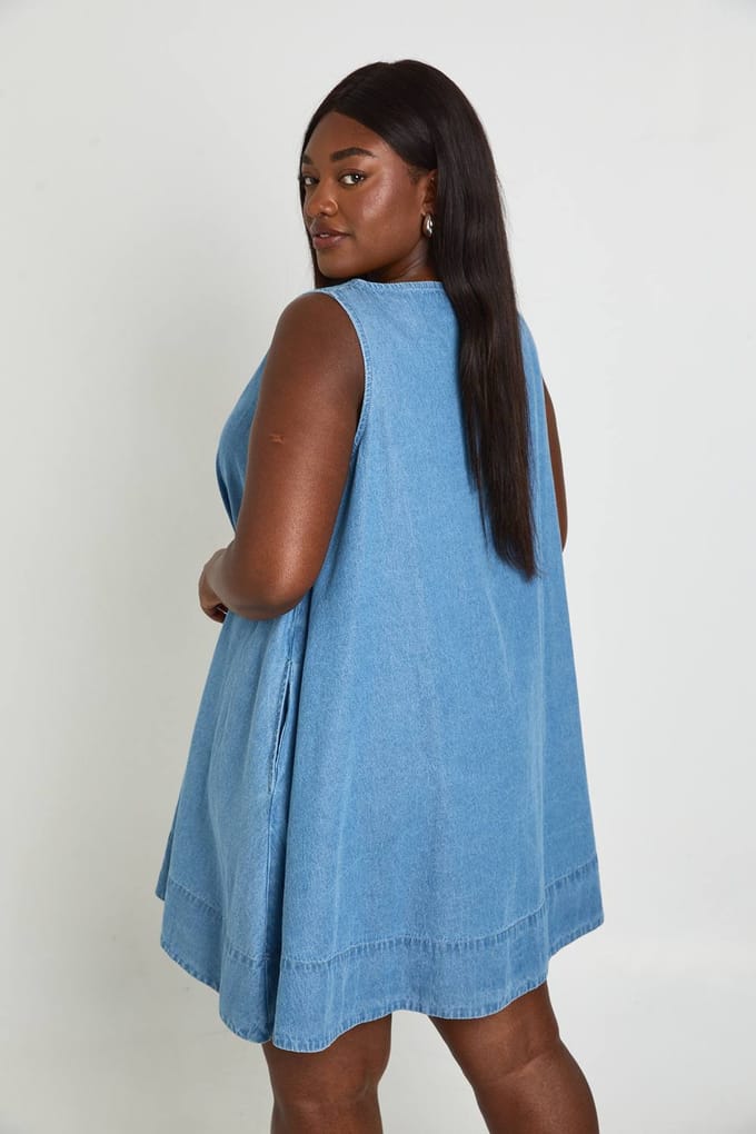 boohoo Dames Plus Chambray Racer Swing Jurk | Medium Gebleekt | Maat: 44