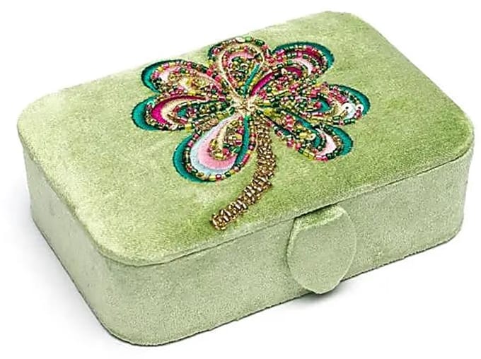 Sieraden / tarotdoos fluweel groen met klavertje vier – 11 cm x 15.5 cm x 5 cm