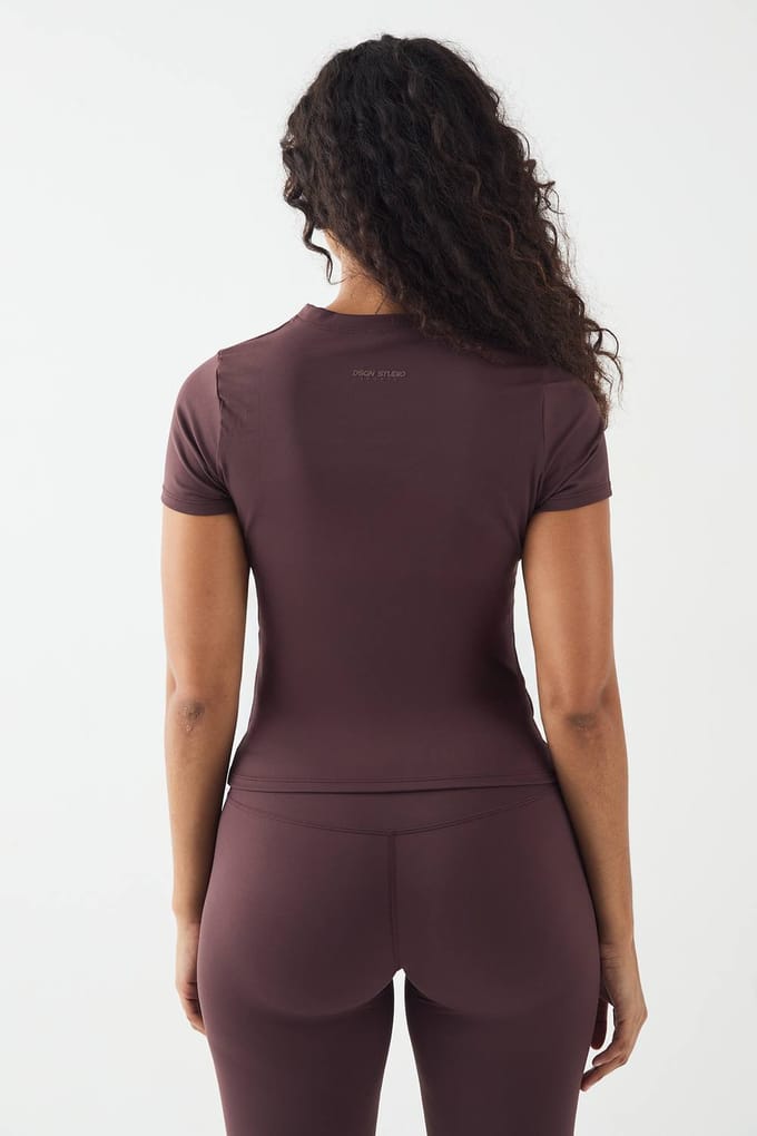 Dames DSGN Studio Sports Ultra Sculpt Korte Mouw Top | Chocoladebruin | Maat: Small