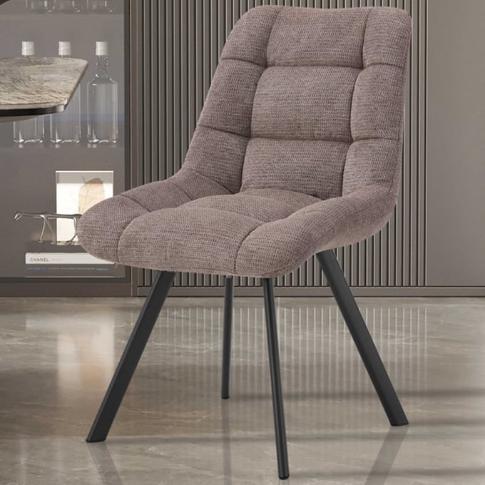 Eetkamerstoel Lizzy Peperbruin – Stoffen Bekleding – Zwarte Metalen Poten – Per Stuk