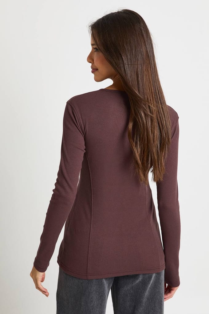 boohoo Dames Geribbelde longline top met drukknoop aan de voorkant | Chocoladebruin | Maat: 40