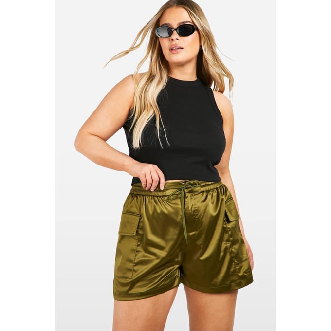 boohoo Dames Plus Satin Cargo Utility Shorts | Kaki | Maat: 56