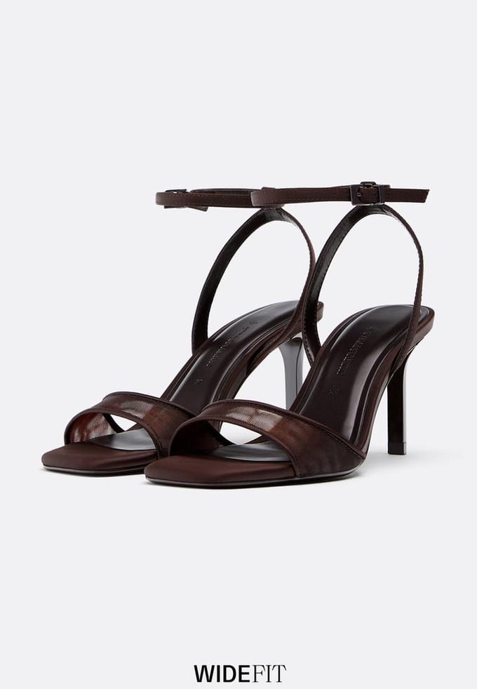 Stradivarius WIDE FIT. Sandalen met smalle hak en mesh  BRUIN 39