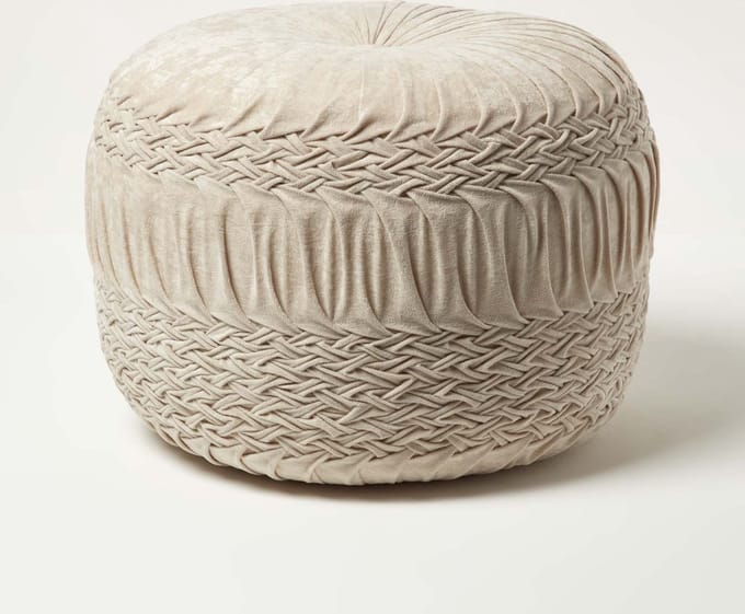 Homescapes Sofia – poef van gevlochten en geplooid fluweel – crèmewit, 50x35 cm
