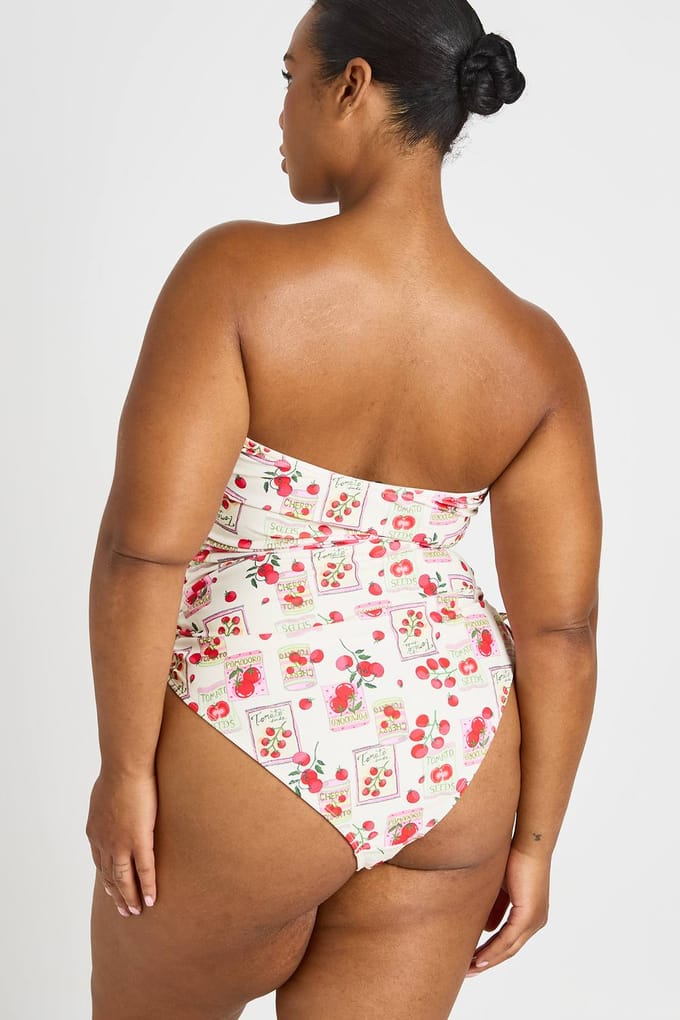 boohoo Dames Plus Tomatenprint Gerimpeld Bandeau Badpak | Creme | Maat: 46