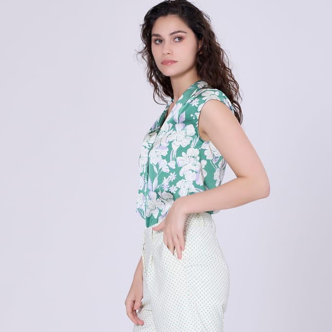 Mouwloze blouse met brede platte kraag en macro bloem afdrukken